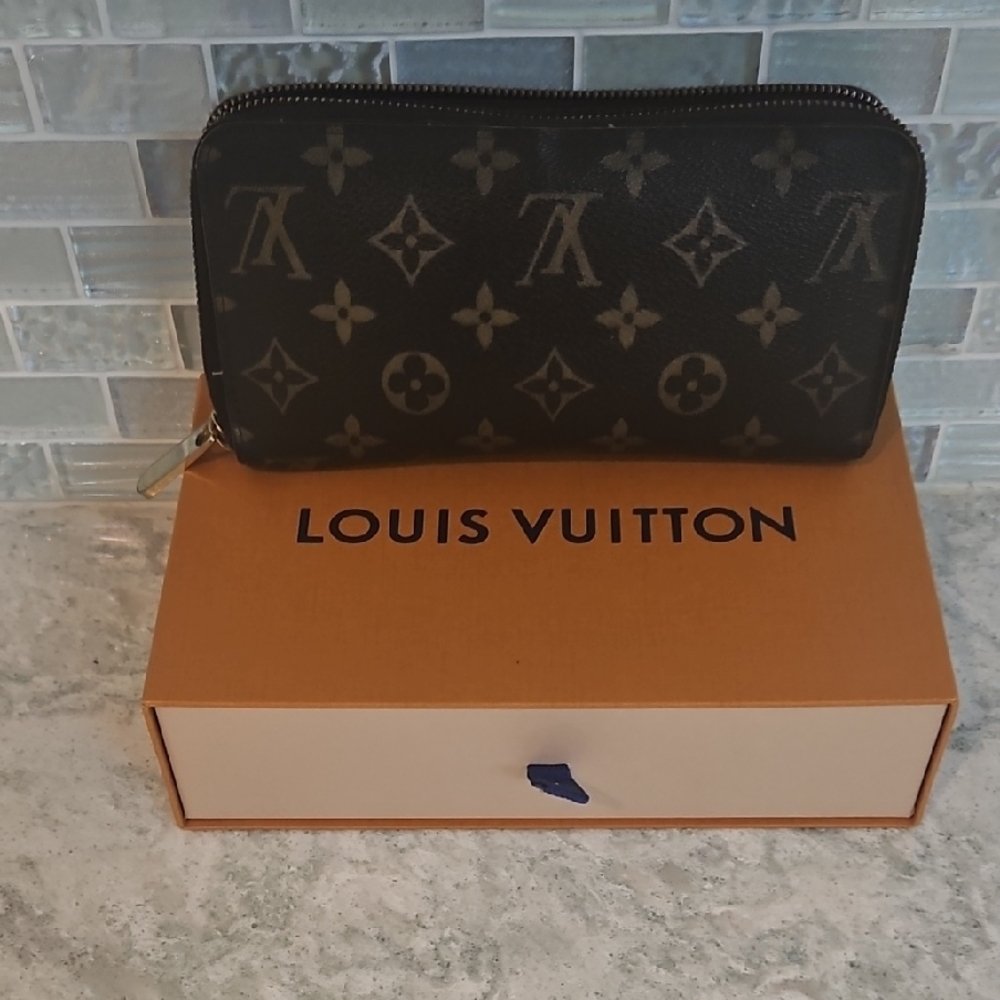 Authentic Louis Vuitton Tan and Brown Monogram Zipper Wallet 8x4 - Picture 3 of 16